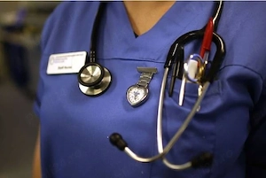 Asistent Medical ofer ingrijire la domiciliu