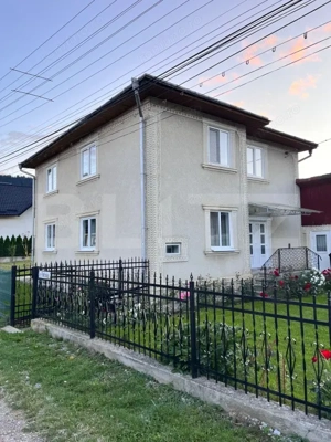 Casă de vânzare, 8 camere, 263 mp + 400 mp teren, în Câmpulung Moldovenesc 