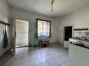 Casă deasupra Vilei Flora, curte dreaptă - imagine 10