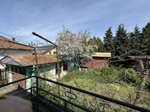 Casă deasupra Vilei Flora, curte dreaptă - imagine 5