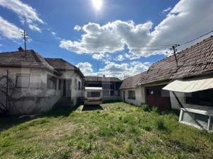 Casa de vanzare pe un teren 2500 mp, strada inchisa, utilitati, atelier + garaje