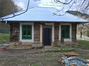 Teren si casa batraneasca, Izvoru Muntelui, Neamt