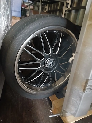 Vând jante cu cauciucuri 295/30/R22