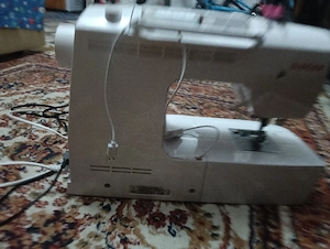 masina de cusut zinger aproape noua folosită foarte puțin funci multele de coasere metal 7 kg 