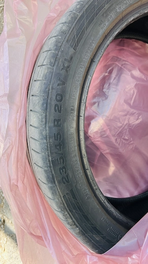 Vând anvelope vară 235/45/20 XL