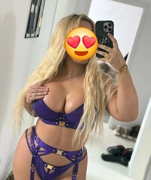 Diana, blonda cu sani naturali si forme apetisante ! 