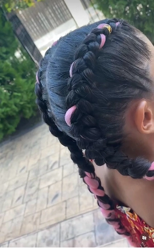  Ofer servicii de împletit păr pentru copii în cadrul zilelor de naștere și altor eveni