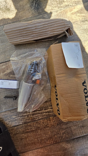 Vând Injector NOU Original Volvo (Kit complet) - Cod 24782413 - imagine 3