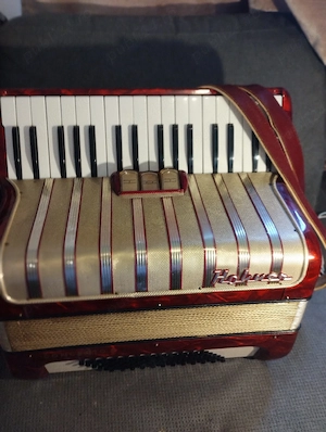 vând acordeon HOHNER 72 bași nou nefolosit venit curând din Germania sună tare puternic  