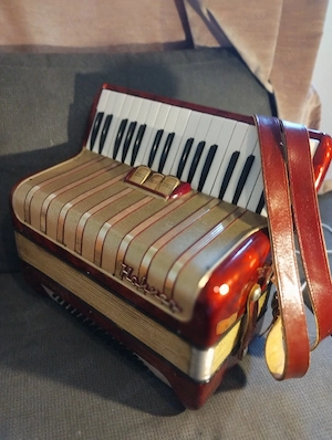 vând acordeon HOHNER 72 bași nou nefolosit venit curând din Germania sună tare puternic   - imagine 4