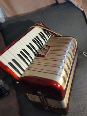 vând acordeon HOHNER 72 bași nou nefolosit venit curând din Germania sună tare puternic   - imagine 5