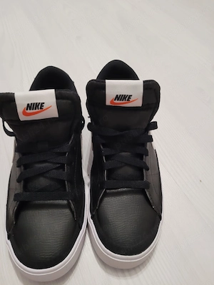 Vand Incaltaminte NIKE COURT LEGACY DH3161-001, Nr. 38.5, Nou, 170 Lei.