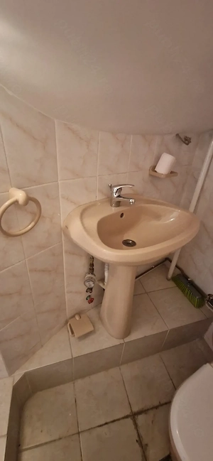 Chiuvetă cu masca,suport prosop si hartie igienica și rezervor WC de vânzare. 