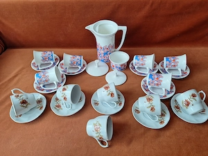 Cafetieră, o zaharniță și șase cesti   cani cu farfurioare.