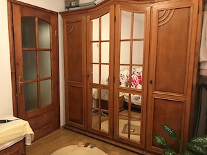 Mobilă dormitor lemn masiv ,preț foarte avantajos ,bine întreținută 