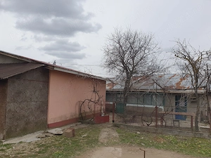 Vând casă bătrânească