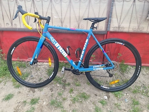 Biciclete ca noi una e electrica 