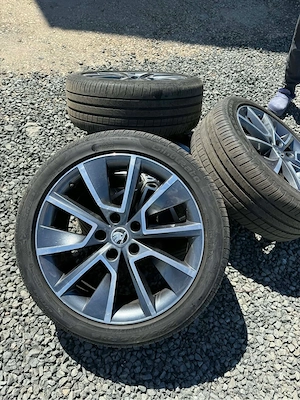 Jante aliaj Skoda 18” originale + anvelope 225/45 R18 Pirelli - imagine 4