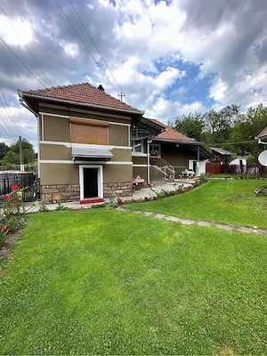 Casă cu teren de vânzare 