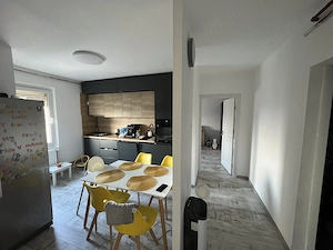 Apartament cu 3 camere, 2 băi, decomandat, etaj 2 din 4 - imagine 2