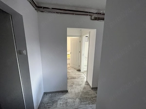 Apartament cu 3 camere, 2 băi, decomandat, etaj 2 din 4 - imagine 3