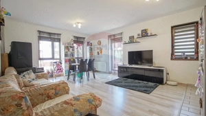 Apartament cu 3 camere de vânzare în zona Tractorul - imagine 2