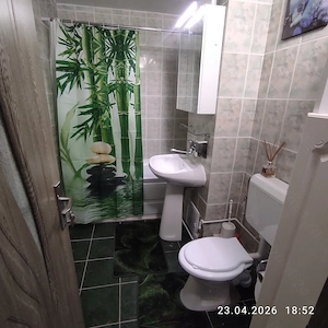 Proprietar închiriez ap. două camere decomandat, parțial mobilat. 