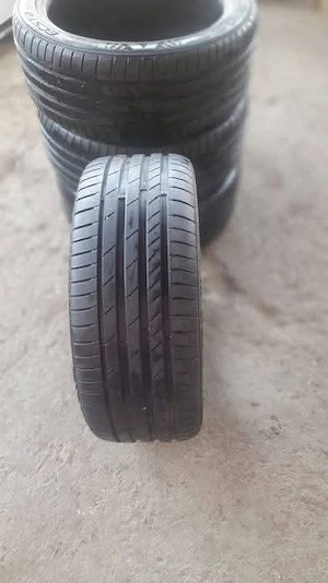 Vând cauciucuri de vară, dimensiune 235/40 R18, în stare bună.