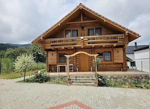 Casă din bușteni cu teren mare