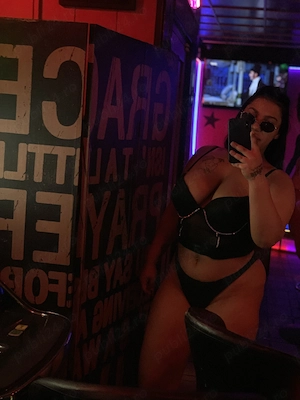 Noua in zona  La tine  sau la hotel  - imagine 1