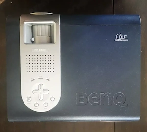 Vând videoproiector BENQ PB 6100 cu ecran de proiecție, mobil