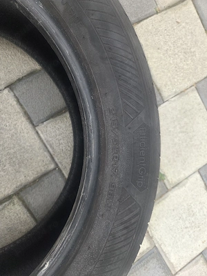 Vând 2 anvelope Vara Goodyear cu dimensiunile 215/55 R17 - imagine 4