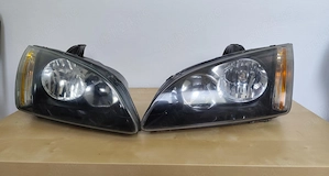 Set faruri Ford Focus 2 fundal negru 