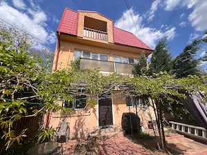 Proprietar, vila P+1+M, curte proprie, metrou Apărătorii Patriei, 274.900 euro