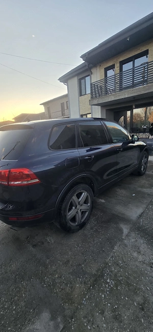 Volkswagen Touareg 2012 3.0 TDI este un SUV mare si puternic, cu motor diesel V6 de 3.0 litri.  Moto - imagine 3
