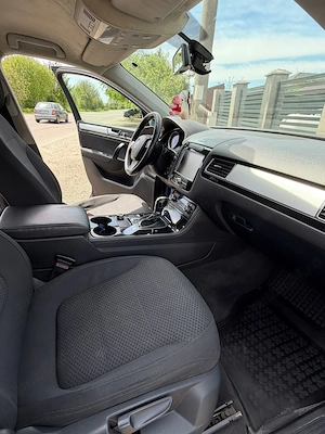 Volkswagen Touareg 2012 3.0 TDI este un SUV mare si puternic, cu motor diesel V6 de 3.0 litri.  Moto - imagine 4