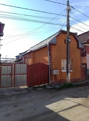 Vând casă familială compusa din 3 camere 