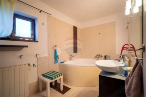 Vila cu 5 camere Sinaia, zonă liniștită, aproape de centrul statiunii - imagine 10