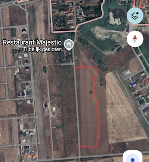 Se vind 3 Parcele individuale. 