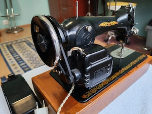 Masina de cusut electrica tip SINGER