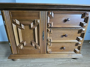 Servanta din lemn masiv.