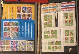 colectie de timbre si multime de piese din afara colectiei,14 clasoare dense