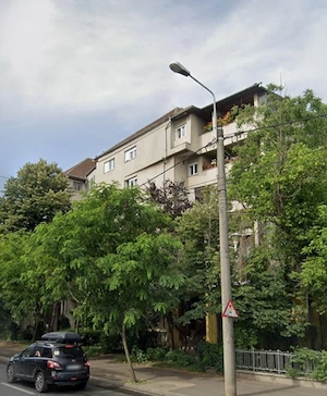 Vand apartament 130m2 5 camere zona buna + bucatarie. 2 bai