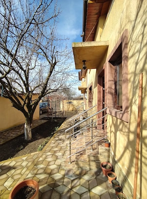 Casa deosebita cu etaj, 4 dormitoare, curte, garaj, beci, utilitati - imagine 7