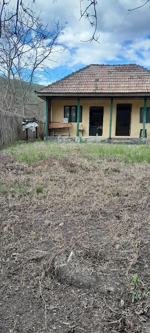 De vânzare casă bătrânească și teren în zona de munte  - imagine 3
