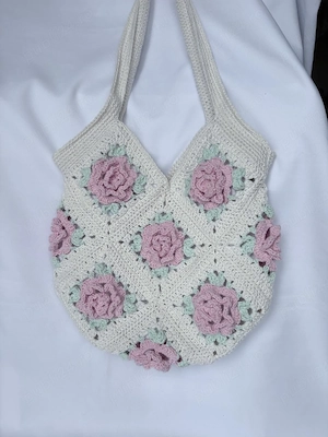 Sacosa crosetata, gentuta