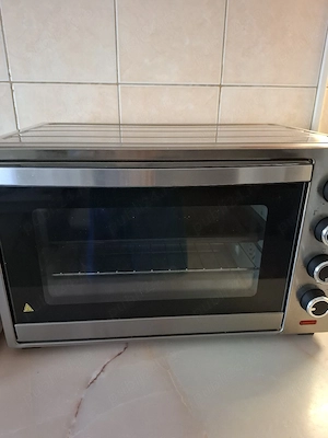 Vând cuptor electric și masă de bucatarie. 
