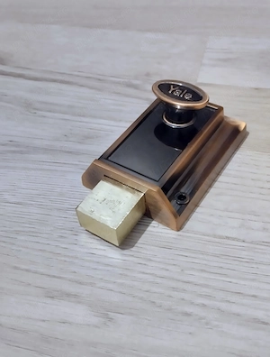 Yala cu actionare rapida