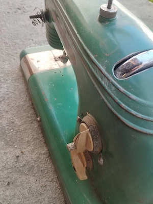 mașina de cusut  - imagine 2