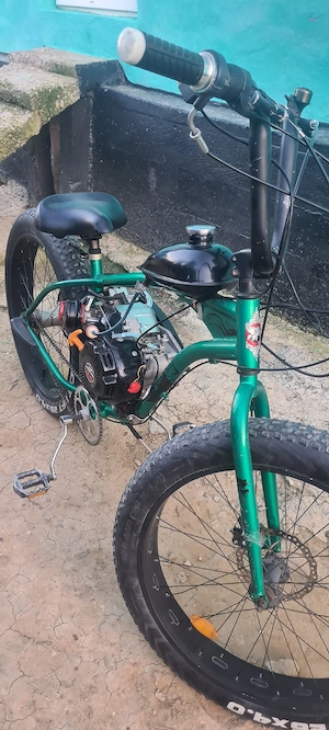 bicicleta cu motor pe benzina